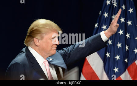DORAL, FL - OKTOBER 23: Der republikanische Präsidentschaftskandidat Donald Trump begrüßt Fans während einer Kundgebung bei Trump International am 23. Oktober 2015 in Doral, Florida Menschen: Donald Trump Stockfoto