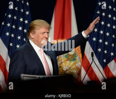 DORAL, FL - OKTOBER 23: Der republikanische Präsidentschaftskandidat Donald Trump begrüßt Fans während einer Kundgebung bei Trump International am 23. Oktober 2015 in Doral, Florida Menschen: Donald Trump Stockfoto