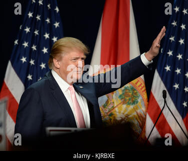 DORAL, FL - OKTOBER 23: Der republikanische Präsidentschaftskandidat Donald Trump begrüßt Fans während einer Kundgebung bei Trump International am 23. Oktober 2015 in Doral, Florida Menschen: Donald Trump Stockfoto