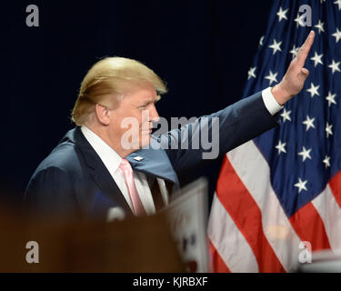 DORAL, FL - OKTOBER 23: Der republikanische Präsidentschaftskandidat Donald Trump begrüßt Fans während einer Kundgebung bei Trump International am 23. Oktober 2015 in Doral, Florida Menschen: Donald Trump Stockfoto