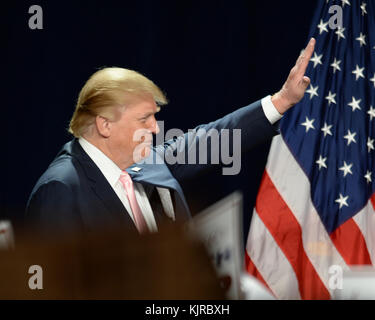 DORAL, FL - OKTOBER 23: Der republikanische Präsidentschaftskandidat Donald Trump begrüßt Fans während einer Kundgebung bei Trump International am 23. Oktober 2015 in Doral, Florida Menschen: Donald Trump Stockfoto