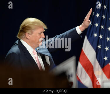 DORAL, FL - OKTOBER 23: Der republikanische Präsidentschaftskandidat Donald Trump begrüßt Fans während einer Kundgebung bei Trump International am 23. Oktober 2015 in Doral, Florida Menschen: Donald Trump Stockfoto