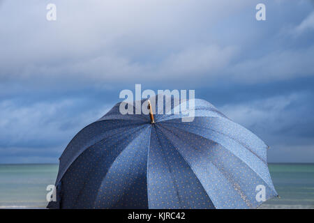 Regentag: Der Strand im Badeort Binz im Winter, Deutschland Stockfoto