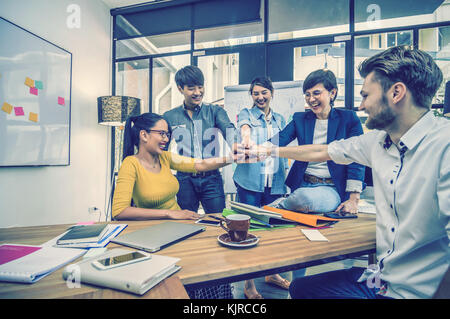 Gruppe von asiatischen und multiethnische Geschäftsleute mit lässiger Anzug und arbeiten Hand in Hand zusammen im modernen Büro-, people business Teamarbeit conc Stockfoto