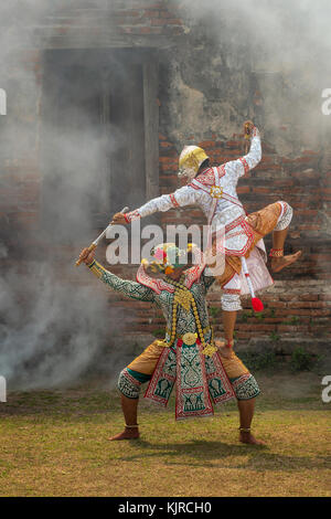 Khon, Pantomime leistungen Aktion von Thailand, eine Art thai Drama, Hanuman monkey Kampf mit Riesen in Ayutthaya Tempel, der Durchführung dieser Aktion conce Stockfoto