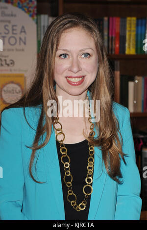 CORAL GABLES, FL - 22. Oktober: Chelsea Clinton zeichen Kopien ihres neuen Buches "Es ist Ihre Welt: informiert, inspiriert und Geht!" Bücher und Bücher, die am 22. Oktober 2015 in Coral Gables, Florida Personen: Chelsea Clinton Stockfoto