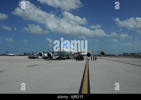 MIAMI BEACH, FL - MAI 27: US-Präsident Barack Obama geht von Air Force One am Miami International Airport vor zwei DNC Fundraiser in Coconut Grove am 27. Mai 2015 in Miami, Florida. Personen: US-Präsident Barack Obama Stockfoto