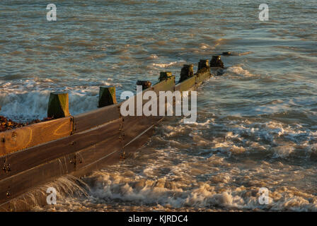 Holz- buhnen an Elmer sand Pebble Beach in West Sussex Stockfoto