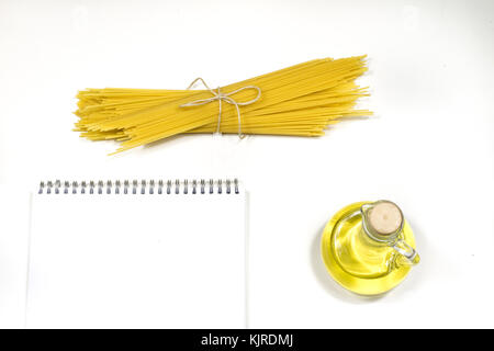 Anmerkungen Die Rezepte auf einem weißen Tisch zu speichern. Gewürze, kulinarischen Zutaten - Paprika, Knoblauch und Öl auf dem Tisch. weißen Hintergrund. Stockfoto