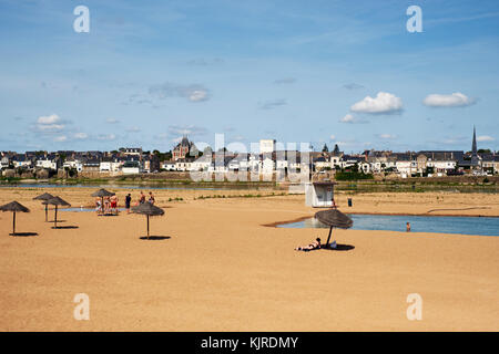 Ein Strand und ein Schwimmbad im trockenen Flussbett der Loire in Ingrandes im Loire-Tal Frankreich. Stockfoto