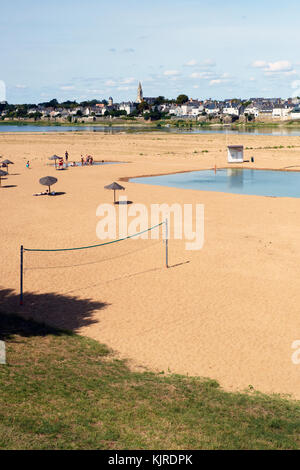 Ein Strand und ein Schwimmbad im trockenen Flussbett der Loire in Ingrandes im Loire-Tal Frankreich. Stockfoto