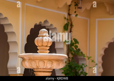 Kleine Brunnen aus Marmor in Indien hautnah Stockfoto