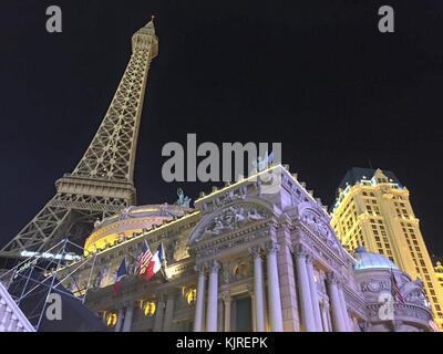 LAS VEGAS, NV - NOVEMBER 15: Der Eiffelturm bleibt dunkel, um die Erinnerungen an die Opfer des Terroranschlags in Paris Frankreich am 15. November 2015 in Las Vegas, Nevada, zu ehren. Personen: Eiffelturm Stockfoto