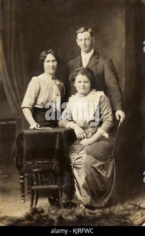 Familienporträts aus den Jahren 1860 bis 1950. Es handelt sich meist um Carte de Visite Bildformen des Krotz aus Hannover-Ontario Kanada. Viele Porträts wurden im Bundesstaat New York aufgenommen. Stockfoto