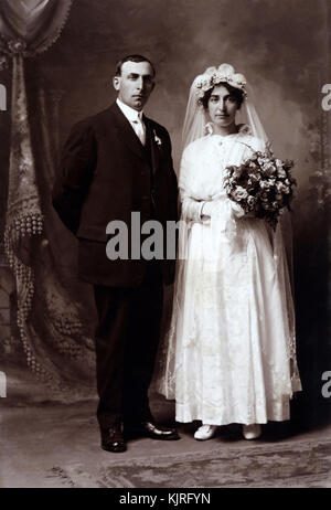 Familienporträts aus den Jahren 1860 bis 1950. Es handelt sich meist um Carte de Visite Bildformen des Krotz aus Hannover-Ontario Kanada. Viele Porträts wurden im Bundesstaat New York aufgenommen. Stockfoto