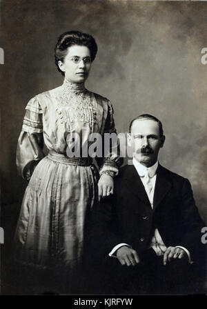 Familienporträts aus den Jahren 1860 bis 1950. Es handelt sich meist um Carte de Visite Bildformen des Krotz aus Hannover-Ontario Kanada. Viele Porträts wurden im Bundesstaat New York aufgenommen. Stockfoto