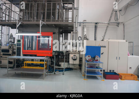 Maschine, die zur Überprüfung der Qualität der Auto leuchtet. Anlagen für die Herstellung von Autoscheinwerfern Stockfoto