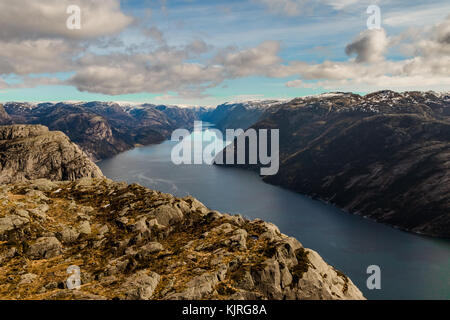 Lysefjorden von Preikestolen, Bergen und Fjord aus gesehen, blauer Himmel mit weißen Wolken. Stavanger, Norwegen 2016 Stockfoto