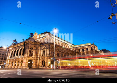 Berühmte Staatsoper in Wien Österreich bei Nacht Stockfoto