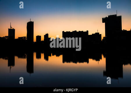 Schöne Silhouette der Wiener Skyline an der Donau Stockfoto