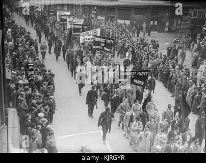 Die Abbildung zeigt die antifaschistische Demonstration in London am 4. Oktober 1936, die als "Die Schlacht von Kabel-Straße'. Die Schlacht von Kabel-Straße war ein Aufstand, die auf der Straße im East End von London stattfand, bekannt wurde. Es war ein Konflikt zwischen der Metropolitan Police, schickte einen Marsch durch die Mitglieder der Britischen Union der Faschisten, geführt von Oswald Mosley schützen und verschiedenen antifaschistischen Demonstranten, darunter lokalen anarchistischen, kommunistischen, Irisch, Jüdische und sozialistische Gruppen. Die Mehrheit der Demonstranten und Demonstrantinnen in den Bereich zu diesem Zweck reiste. Stockfoto