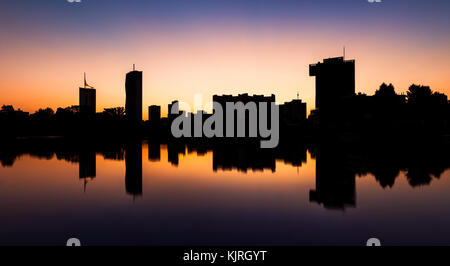 Schöne Silhouette der Wiener Skyline an der Donau Stockfoto