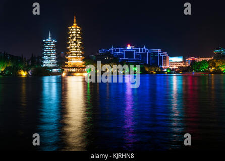 Guilin, China - 31. Juli 2010: Die Sonne und der Mond-Pagoden in der Nacht in Guilin, China Stockfoto