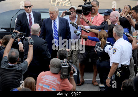 NEW YORK, NY - AUGUST 17: republikanischen Präsidentschaftskandidaten Donald Trump kommt an Manhattan Supreme Court für jury Aufgabe am 17. August 2015 in New York City zu berichten. Trump verbrachte die letzten Tage auf der Kampagne Spur an der Iowa State Fair, bevor er in New York die bürgerliche Pflicht zu erfüllen. Personen: Donald Trump Stockfoto