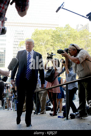 NEW YORK, NY - AUGUST 17: republikanischen Präsidentschaftskandidaten Donald Trump kommt an Manhattan Supreme Court für jury Aufgabe am 17. August 2015 in New York City zu berichten. Trump verbrachte die letzten Tage auf der Kampagne Spur an der Iowa State Fair, bevor er in New York die bürgerliche Pflicht zu erfüllen. Personen: Donald Trump Stockfoto