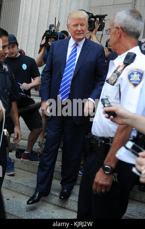 NEW YORK, NY - AUGUST 17: republikanischen Präsidentschaftskandidaten Donald Trump kommt an Manhattan Supreme Court für jury Aufgabe am 17. August 2015 in New York City zu berichten. Trump verbrachte die letzten Tage auf der Kampagne Spur an der Iowa State Fair, bevor er in New York die bürgerliche Pflicht zu erfüllen. Personen: Donald Trump Stockfoto