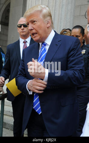 NEW YORK, NY - AUGUST 17: republikanischen Präsidentschaftskandidaten Donald Trump kommt an Manhattan Supreme Court für jury Aufgabe am 17. August 2015 in New York City zu berichten. Trump verbrachte die letzten Tage auf der Kampagne Spur an der Iowa State Fair, bevor er in New York die bürgerliche Pflicht zu erfüllen. Personen: Donald Trump Stockfoto