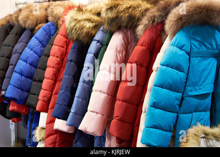 Winter Jacken auf einem Kleiderbügel im Store. Stockfoto