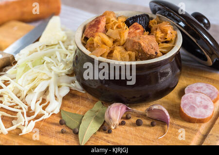 Bigos - traditionelle polnische Gericht aus fein gehacktem Fleisch, Pilzen und Wurst mit Sauerkraut und zerkleinertem frischem Kohl. Das Gericht ist auch traditionelle Stockfoto