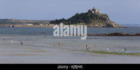 Ebbe am Strand von Marazion und St. Michael's Mount, Cornwall, England, Großbritannien. Stockfoto