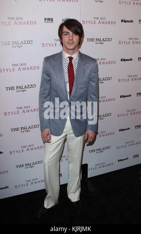 LOS ANGELES, CA - DEZEMBER 12: Drake Bell kommt bei den Hollywood Style Awards 2010 im Hammer Museum am 12. Dezember 2010 in Westwood, Kalifornien an.Leute: Drake Bell Stockfoto