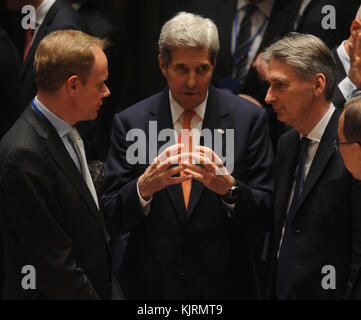 NEW YORK, NY - 18. DEZEMBER: nach der Annahme der Resolution informiert John Kerry (Mitte), US-Außenminister und Präsident des Sicherheitsrats für Dezember, gemeinsam mit Sergej V. Lawrow (links), Minister für auswärtige Angelegenheiten der Russischen Föderation, und Staffan de Mistura, Sondergesandter des Generalsekretärs für Syrien. US-Außenminister John Kerry spricht auf einer Pressekonferenz nach einer Sitzung des UN-Sicherheitsrates zu Syrien am 18. Dezember 2015 bei den Vereinten Nationen in New York. 20 Nationen aus der ganzen Welt versammelten sich, um über die Ongoi zu diskutieren Stockfoto