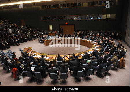 NEW YORK, NY - 18. DEZEMBER: nach der Annahme der Resolution informiert John Kerry (Mitte), US-Außenminister und Präsident des Sicherheitsrats für Dezember, gemeinsam mit Sergej V. Lawrow (links), Minister für auswärtige Angelegenheiten der Russischen Föderation, und Staffan de Mistura, Sondergesandter des Generalsekretärs für Syrien. US-Außenminister John Kerry spricht auf einer Pressekonferenz nach einer Sitzung des UN-Sicherheitsrates zu Syrien am 18. Dezember 2015 bei den Vereinten Nationen in New York. 20 Nationen aus der ganzen Welt versammelten sich, um über die Ongoi zu diskutieren Stockfoto