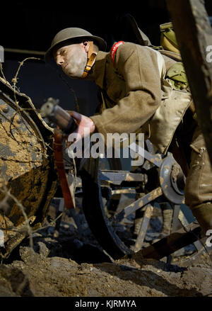 Britische Mark IV (männlich) Tank (102) mit faschinen am Tank Museum und eine exakte Nachbildung (außen) mit dummy Soldaten der Periode gesehen. Stockfoto
