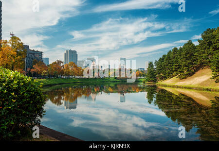 Blick auf die Tokyo City Center aus der Imperial Palace öffentliche Gärten alten Burggraben im Herbst Stockfoto