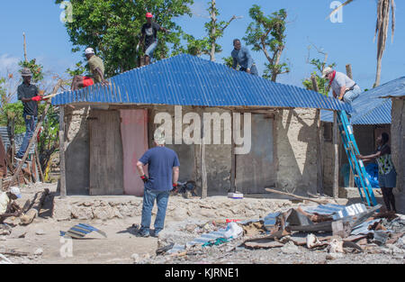 Männer arbeiten auf Dorf von bonbon Haiti Wohnungen nach dem Hurrikan Matthäus im Oktober 2016 zerstört. Stockfoto