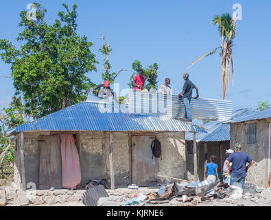 Männer arbeiten auf Dorf von bonbon Haiti Wohnungen nach dem Hurrikan Matthäus im Oktober 2016 zerstört. Stockfoto