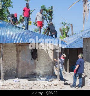 Männer arbeiten auf Dorf von bonbon Haiti Wohnungen nach dem Hurrikan Matthäus im Oktober 2016 zerstört. Stockfoto