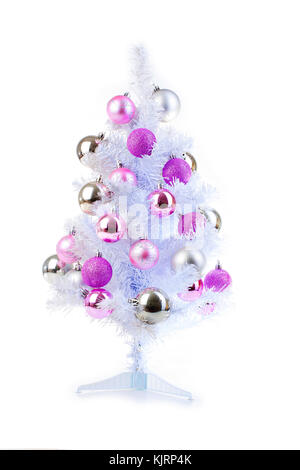 White christmas tree mit Silber und rosa Kugeln Ornamente. Rosa und Silber christmas ball Ornament auf Weiß faux artifial Weihnachtsbaum. Isola Stockfoto