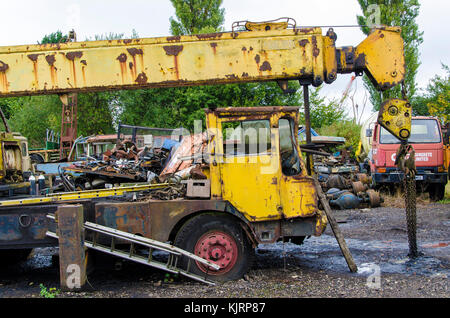 Ein schrottplatz, die speziell Fahrzeuge gilt für Schrott und Teile des Fahrzeugs vollständig gewachsen und verlassenen Fahrzeugen gebrochen. Stockfoto