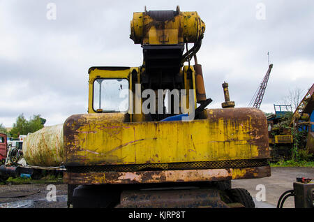 Ein schrottplatz, die speziell Fahrzeuge gilt für Schrott und Teile des Fahrzeugs vollständig gewachsen und verlassenen Fahrzeugen gebrochen. Stockfoto