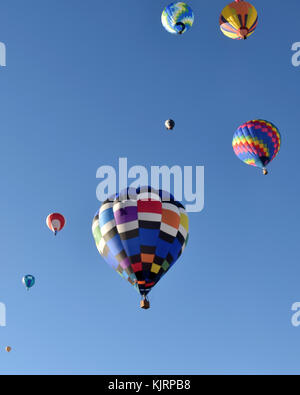 bunte Heißluftballons gegen blauen Himmel Stockfoto