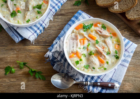 Split Erbsensuppe mit geräuchertem Schinken und Croutons auf grauem Hintergrund. Gesunde hausgemachte Dicke split Suppe in der Schüssel für den Winter Mittagessen. Stockfoto