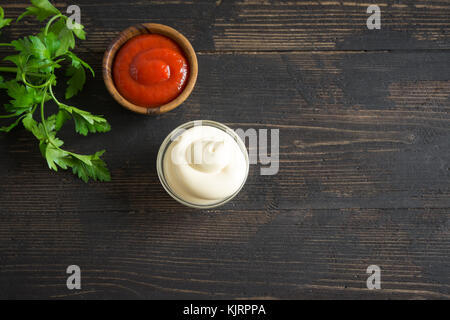 Ketchup und Mayonnaise Saucen auf dunklem Hintergrund, kopieren Raum Stockfoto