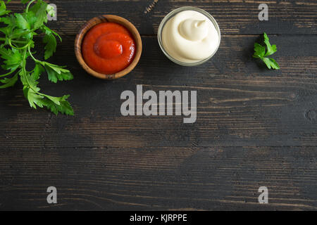 Ketchup und Mayonnaise Saucen auf dunklem Hintergrund, kopieren Raum Stockfoto