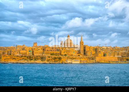 Schöne Szene der Basilika Unserer Lieben Frau auf dem Berg Karmel in Valletta ab Sliema, Malta Stockfoto